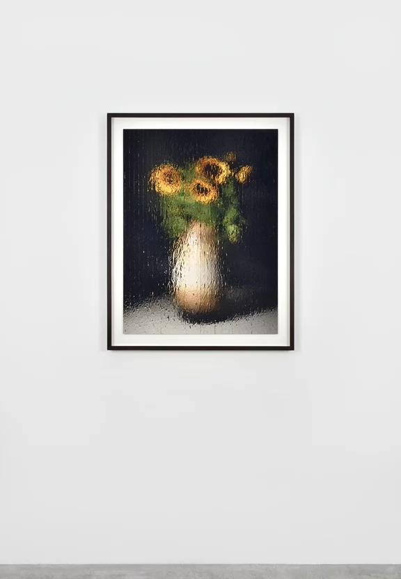 Gregor Hildebrandt — „Bodenvase mit Sonnenblumen“