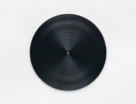 Gregor Hildebrandt — „schwarze Kassettenschallplate mit gelbem Rädchen”